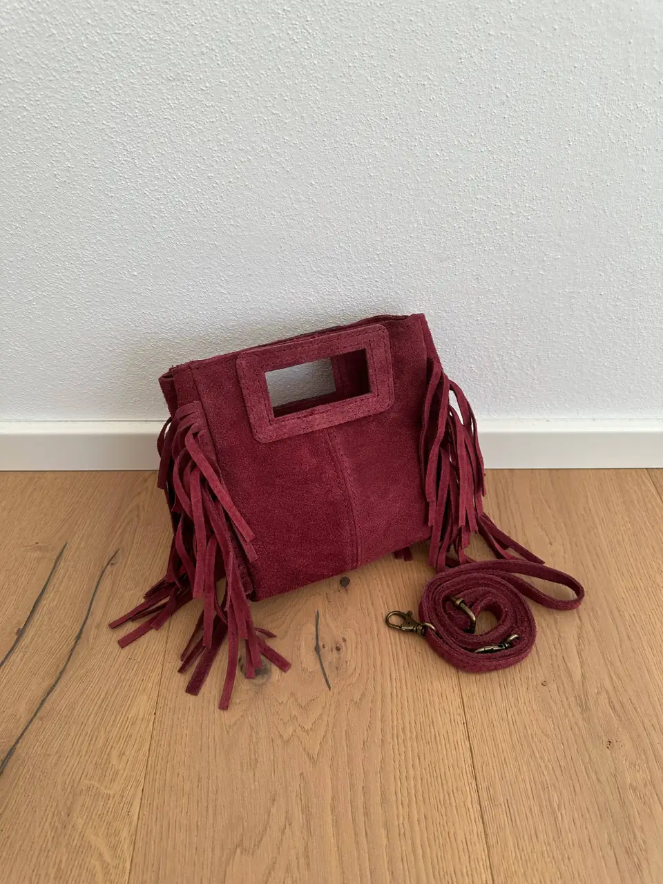 The burgundy suede mini fringe bag with its strap
